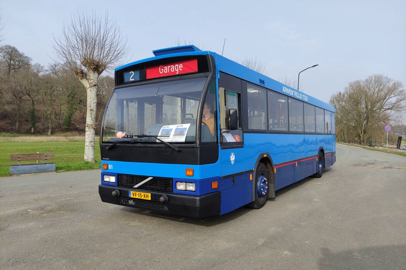 Rondrit met museumbussen door Arnhem